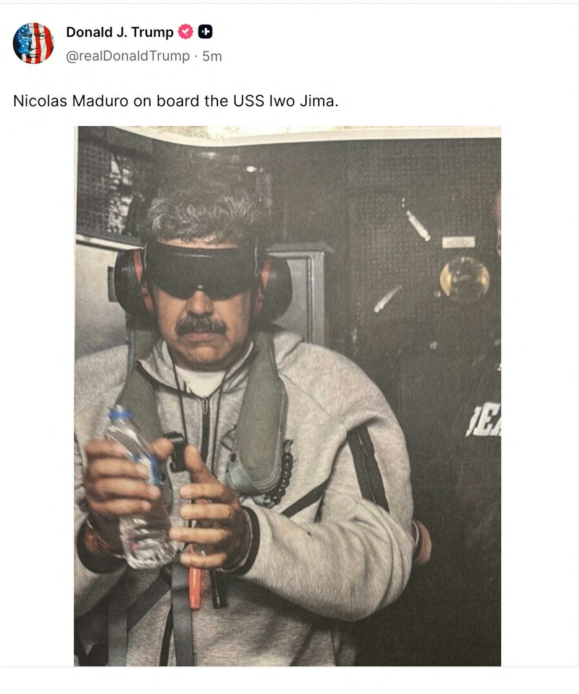 Dieses Bild postete Trump am Samstag (3. Januar) auf der Plattform Truth Social. „Nicolás Maduro an Bord der USS Iwo Jima“, schrieb er dazu.