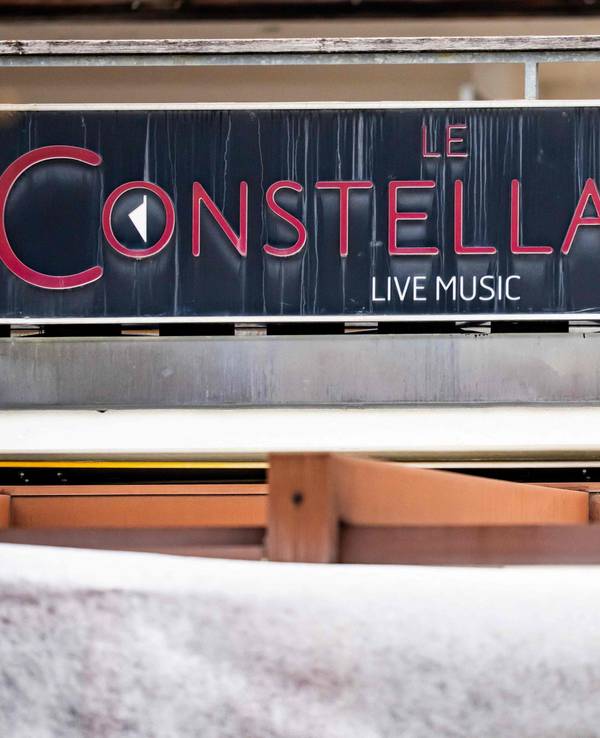 Blick auf die Bar „Le Conestallation“, in der das verheerende Feuer ausgebrochen war.