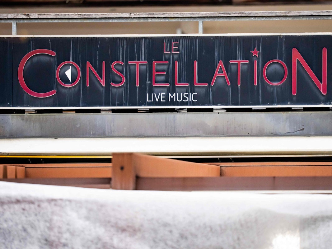 Blick auf die Bar „Le Conestallation“, in der das verheerende Feuer ausgebrochen war.