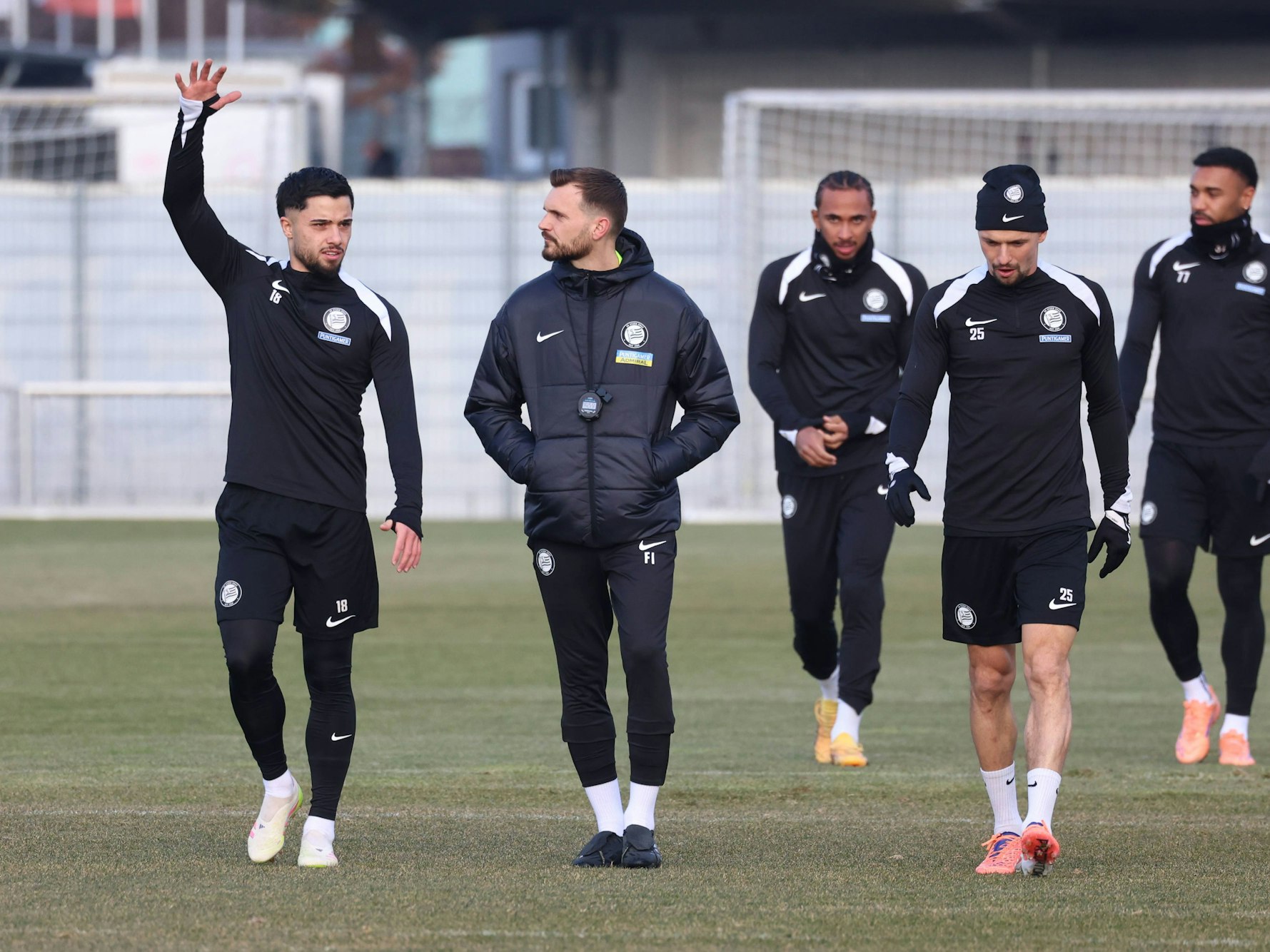 Jusif Gazibegovic winkt den Fans neben dem Platz zu.