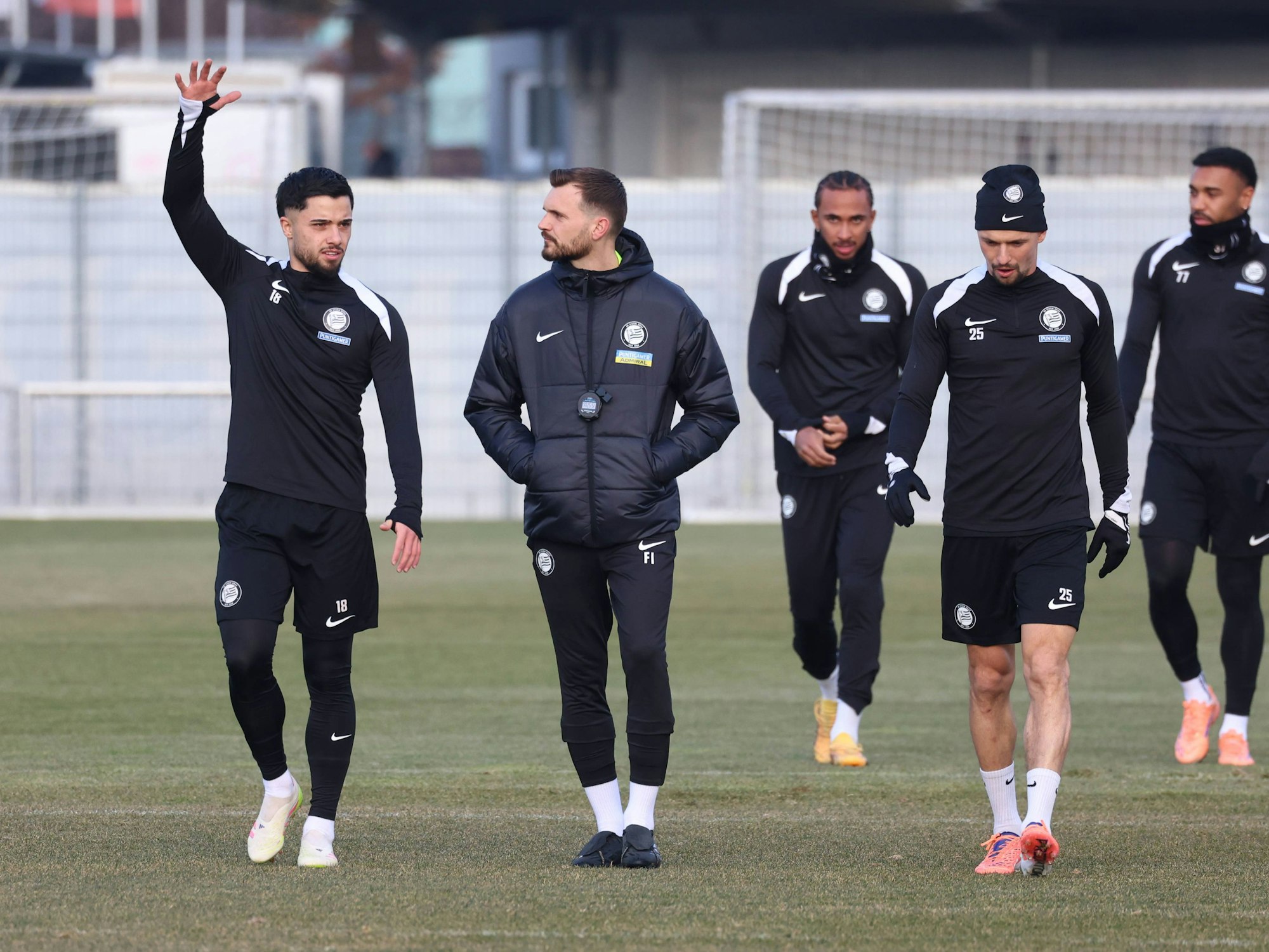 Jusif Gazibegovic winkt den Fans neben dem Platz zu.