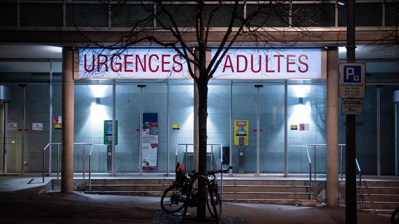 Außenansicht des Universitätsspitals (CHUV) in Lausanne. In der Klinik werden Opfer der Feuers im Ski-Ort Crans-Montana behandelt, bei dem es auch viele Tote gab.