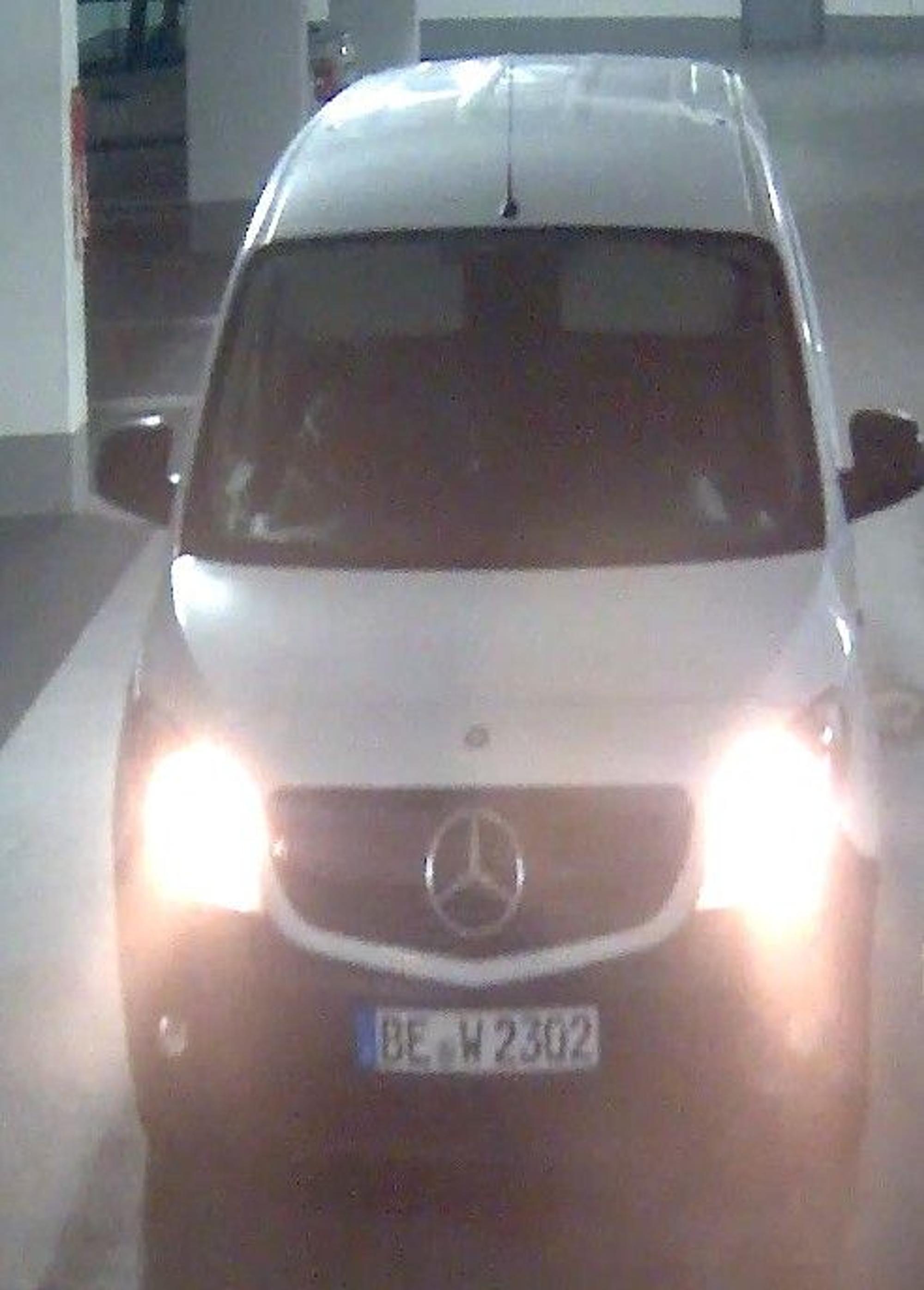 Die Ermittler prüften, ob die Täter auch einen weißen Transporter bei dem spektakulären Einbruch in die Filiale eingesetzt haben