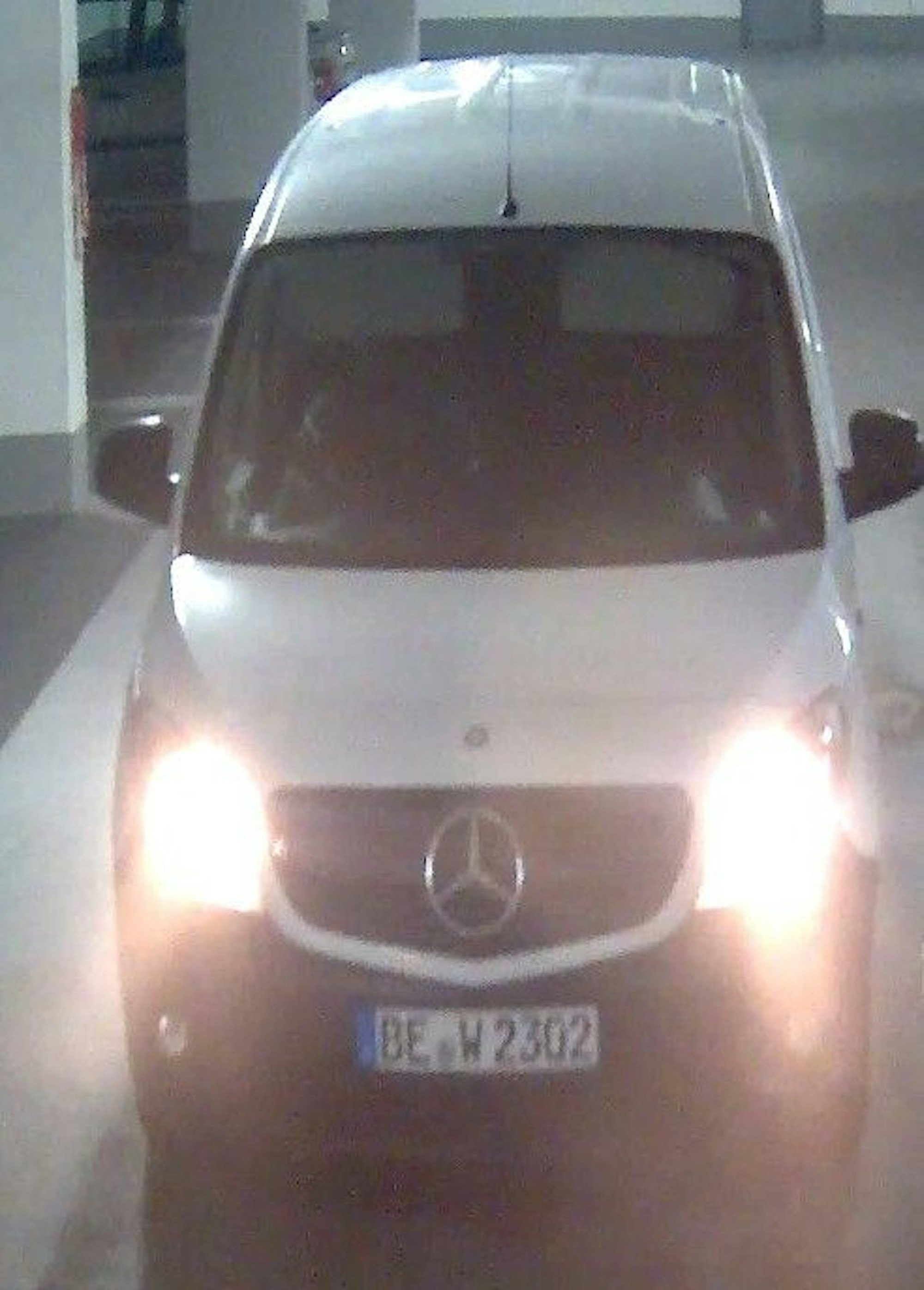 Die Ermittler prüften, ob die Täter auch einen weißen Transporter bei dem spektakulären Einbruch in die Filiale eingesetzt haben