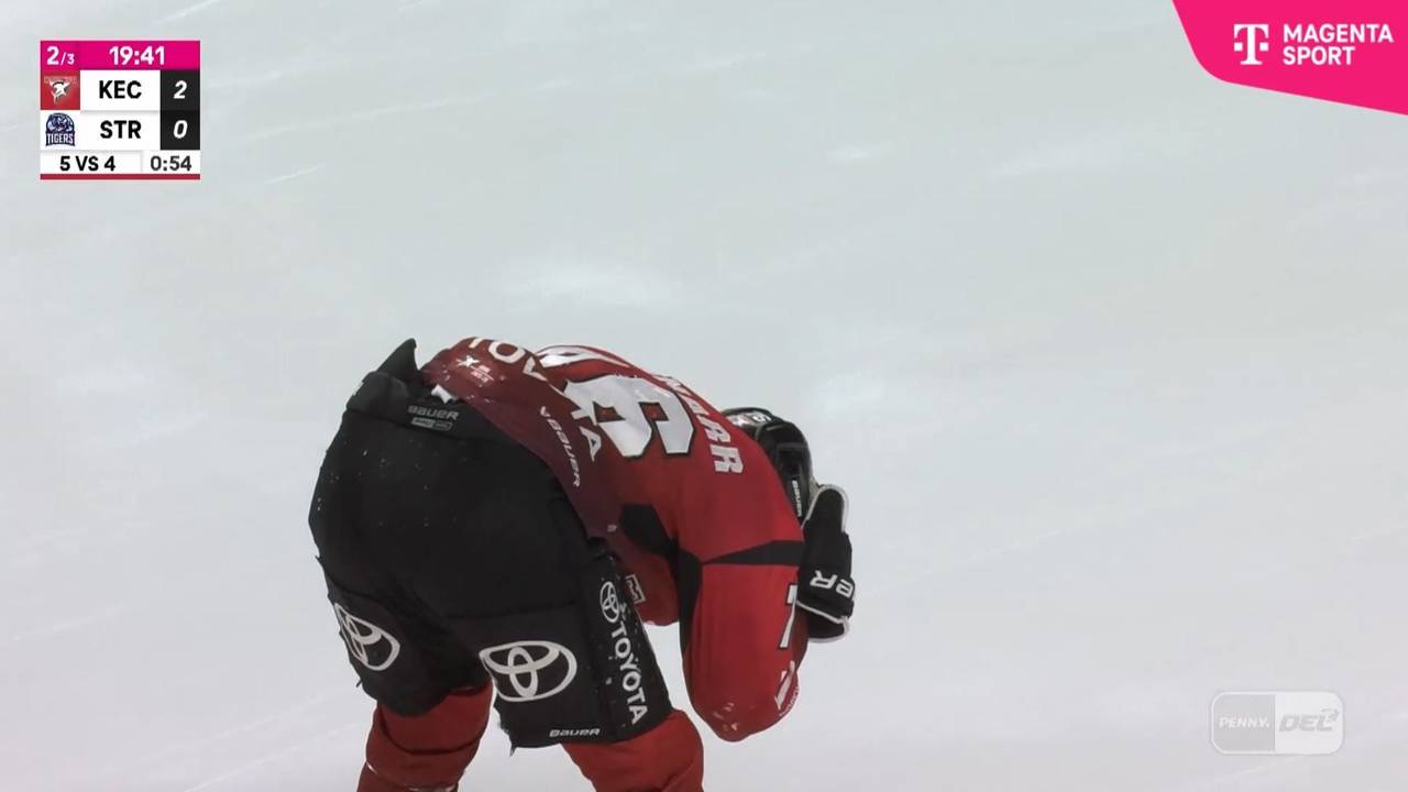 Nate Schnarr hält sich den Kopf und fährt Richtung Kabine.