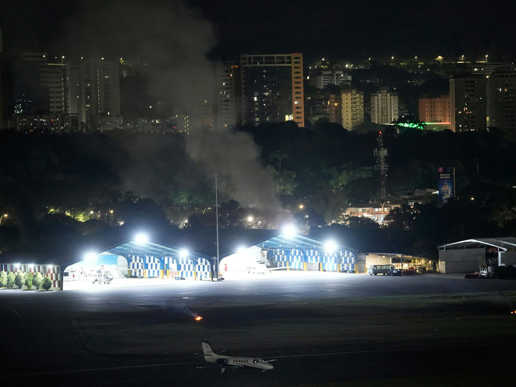 Rauch steigt am Flughafen La Carlota auf, nachdem Explosionen und tieffliegende Flugzeuge in Caracas zu hören waren.