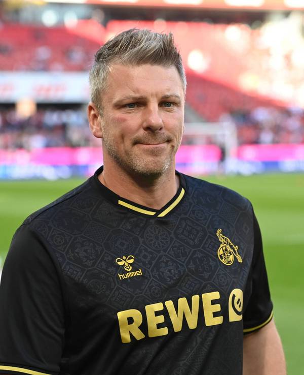 Lukas Kwasniok trägt an der Seitenlinie das schwarz-goldene Trikot des 1. FC Köln.