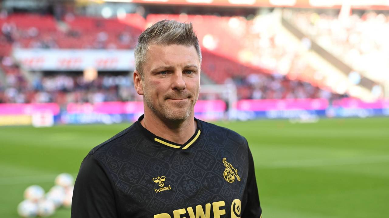 Lukas Kwasniok trägt an der Seitenlinie das schwarz-goldene Trikot des 1. FC Köln.