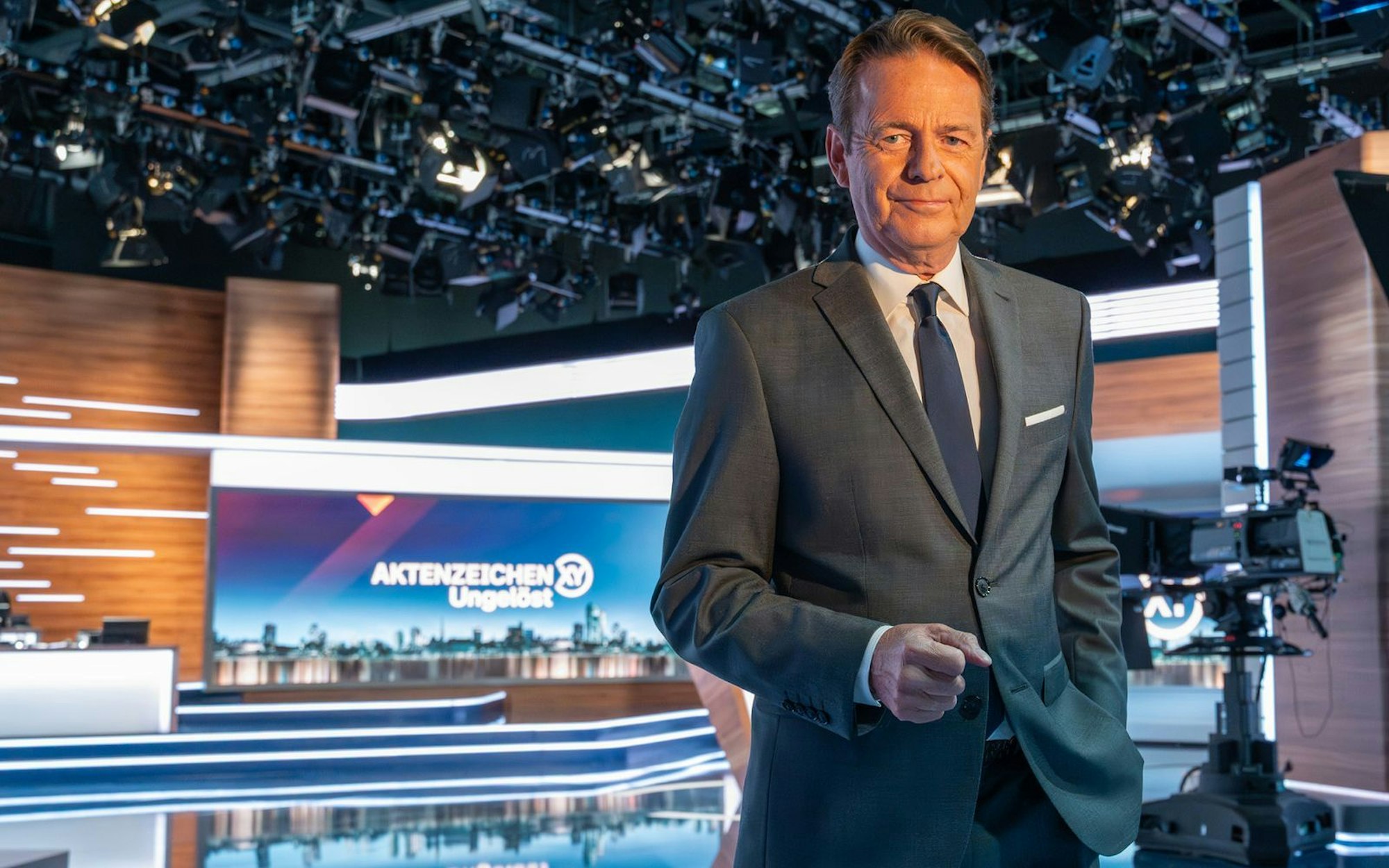 Seit 2002 moderiert Rudi Cerne „Aktenzeichen XY... Ungelöst“. Am 4. Januar gewähren er und sein Team einen Blick hinter die Kulissen. (Bild: ZDF)