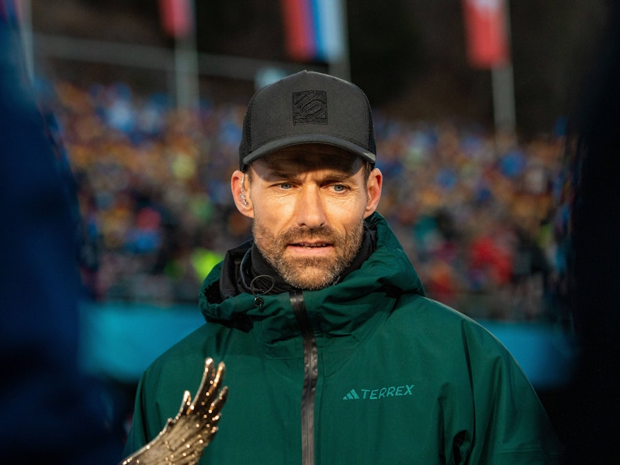 Sven Hannawald mit Kappe und Jacke im Freien.