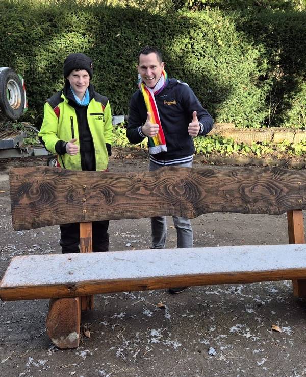 Hendrik Ermen mit einem Forstmitarbeiter an der Bank vom „KarneWald“.
