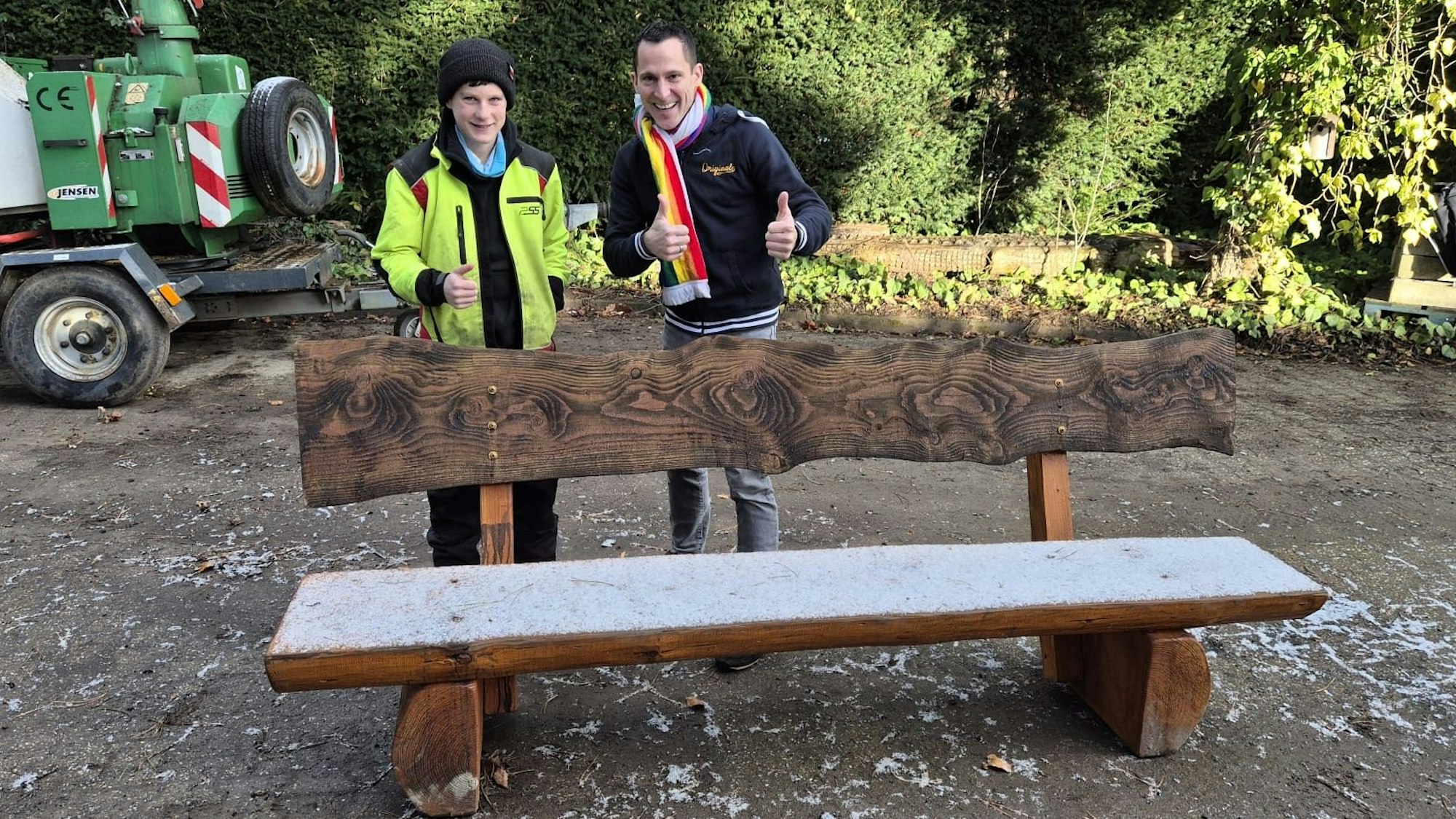 Hendrik Ermen mit einem Forstmitarbeiter an der Bank vom „KarneWald“.