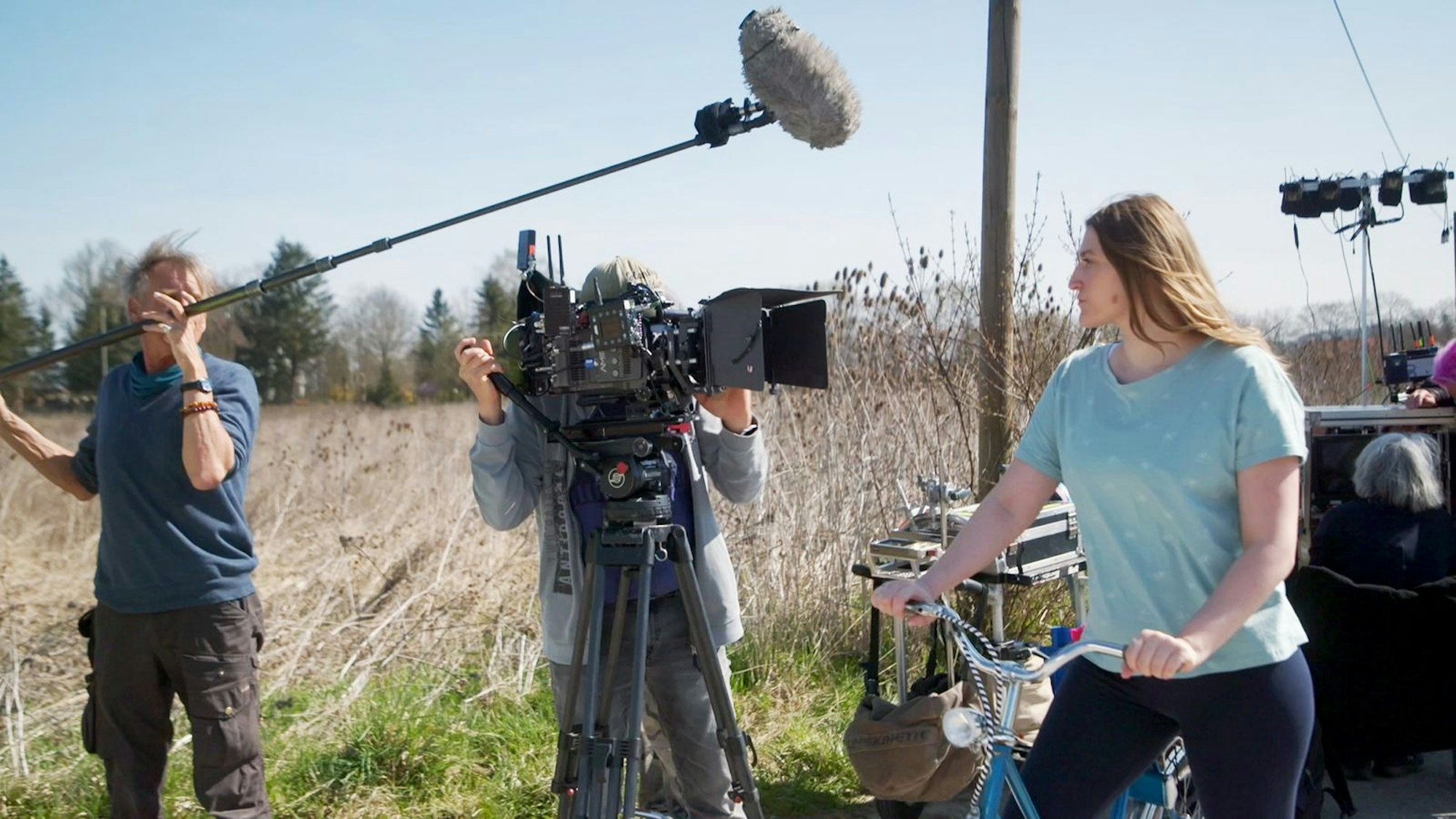 Jedes Detail muss passen: „Backstage - Aktenzeichen XY... Ungelöst“ war bei den Dreharbeiten der Einspielfilme dabei. (Bild: ZDF/Daniel Ritter)