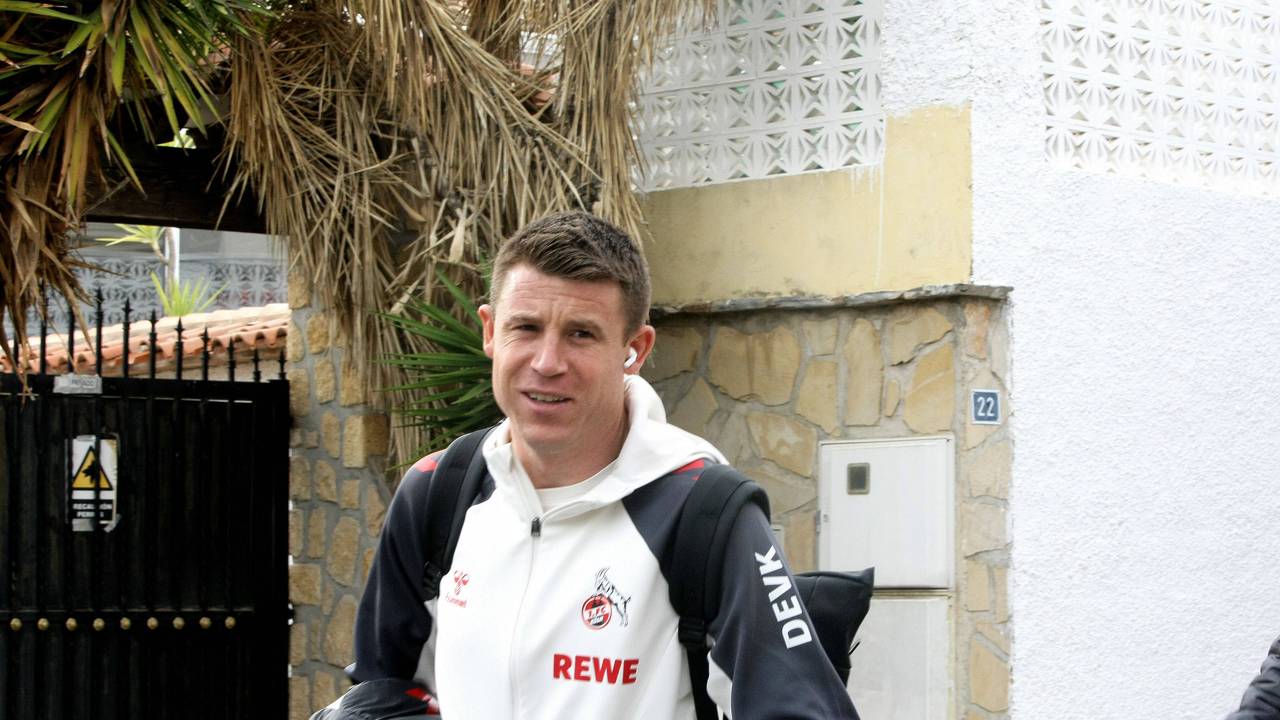 Dominique Heintz kommt im Trainingslager an.