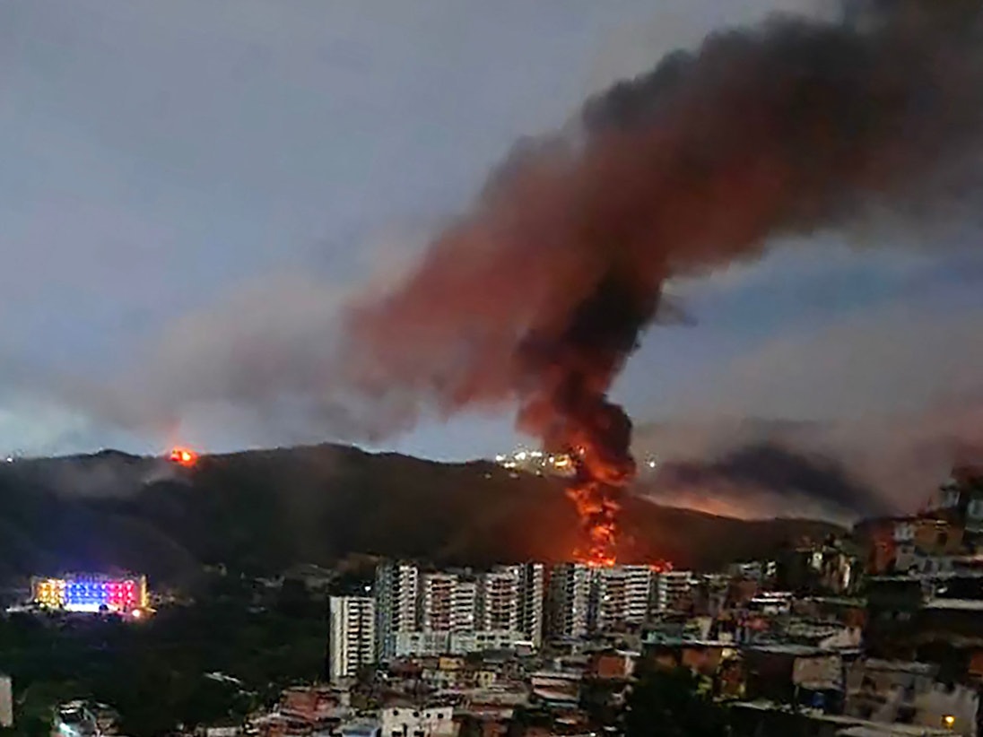 Das Foto zeigt einen Brand in Fuerte Tiuna, Venezuelas größtem Militärkomplex.