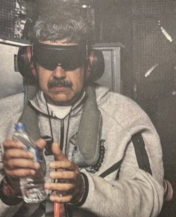 Nicolás Maduro in einem grauen Jogginganzug an Bord eines US-Kriegsschiffs, nachdem er festgenommen wurde.