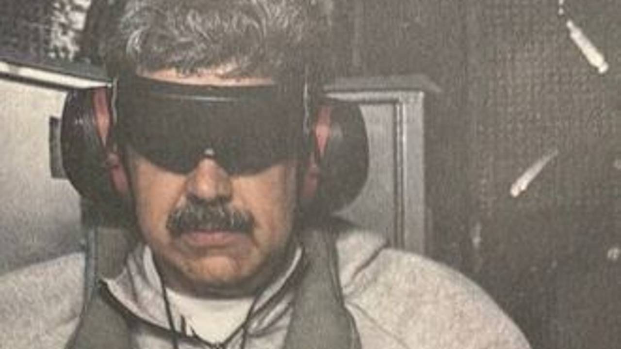 Nicolás Maduro in einem grauen Jogginganzug an Bord eines US-Kriegsschiffs, nachdem er festgenommen wurde.