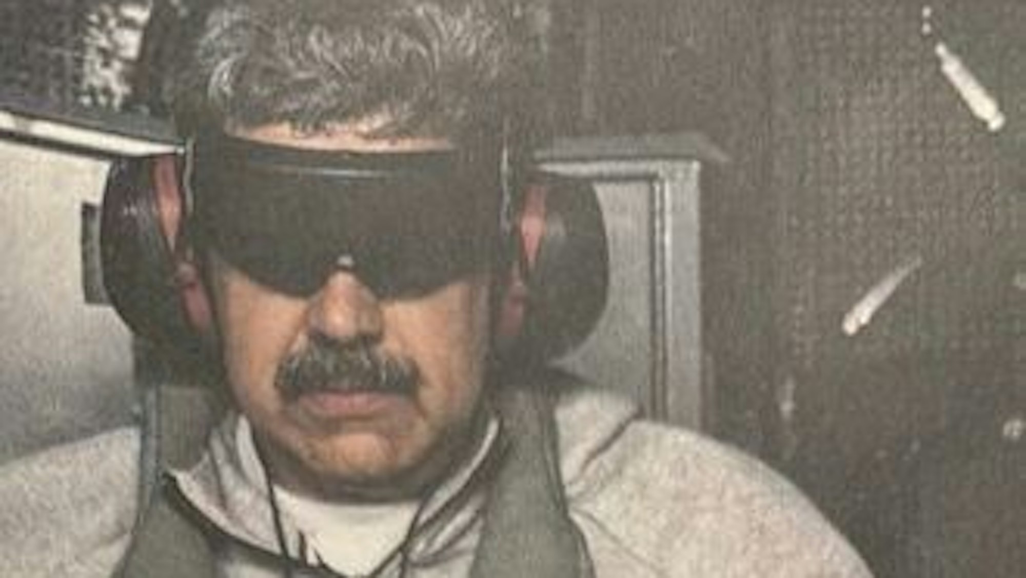 Nicolás Maduro in einem grauen Jogginganzug an Bord eines US-Kriegsschiffs, nachdem er festgenommen wurde.