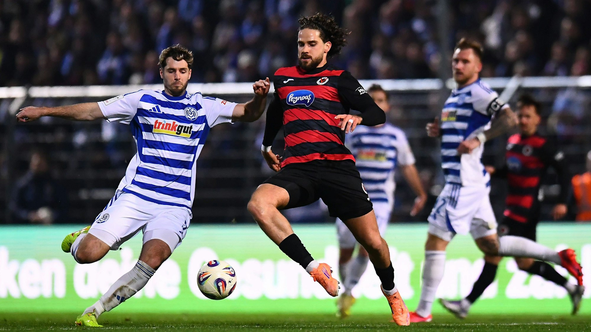 Lex Tyger Lobinger (r.) kämpft um den Ball.