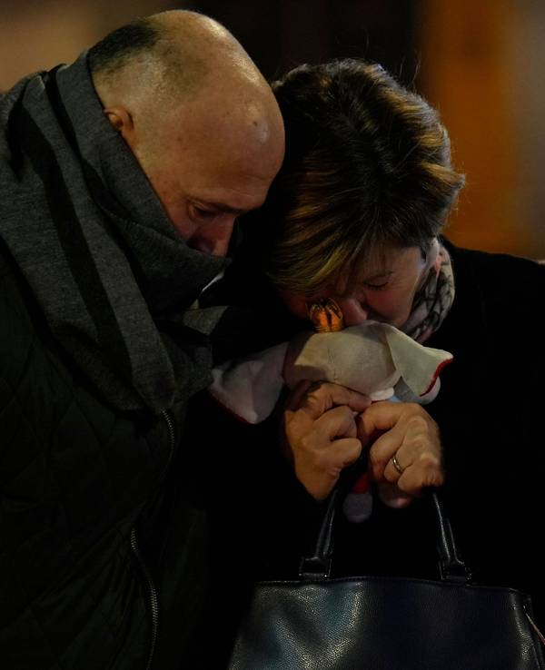 Eine Frau mit einem Stofftier in der Hand, deren Tochter vermisst wird, steht in der Nähe der abgeriegelten Bar Le Constellation, wo ein verheerender Brand während der Silvesterfeierlichkeiten Tote und Verletzte forderte.