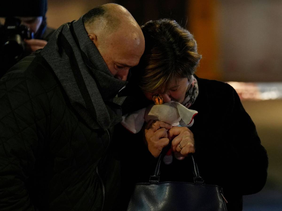 Eine Frau mit einem Stofftier in der Hand, deren Tochter vermisst wird, steht in der Nähe der abgeriegelten Bar Le Constellation, wo ein verheerender Brand während der Silvesterfeierlichkeiten Tote und Verletzte forderte.