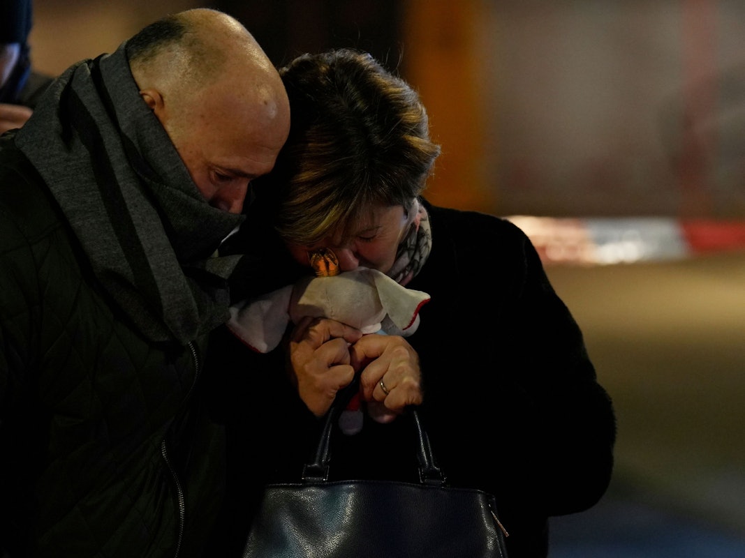 Eine Frau mit einem Stofftier in der Hand, deren Tochter vermisst wird, steht in der Nähe der abgeriegelten Bar Le Constellation, wo ein verheerender Brand während der Silvesterfeierlichkeiten Tote und Verletzte forderte.