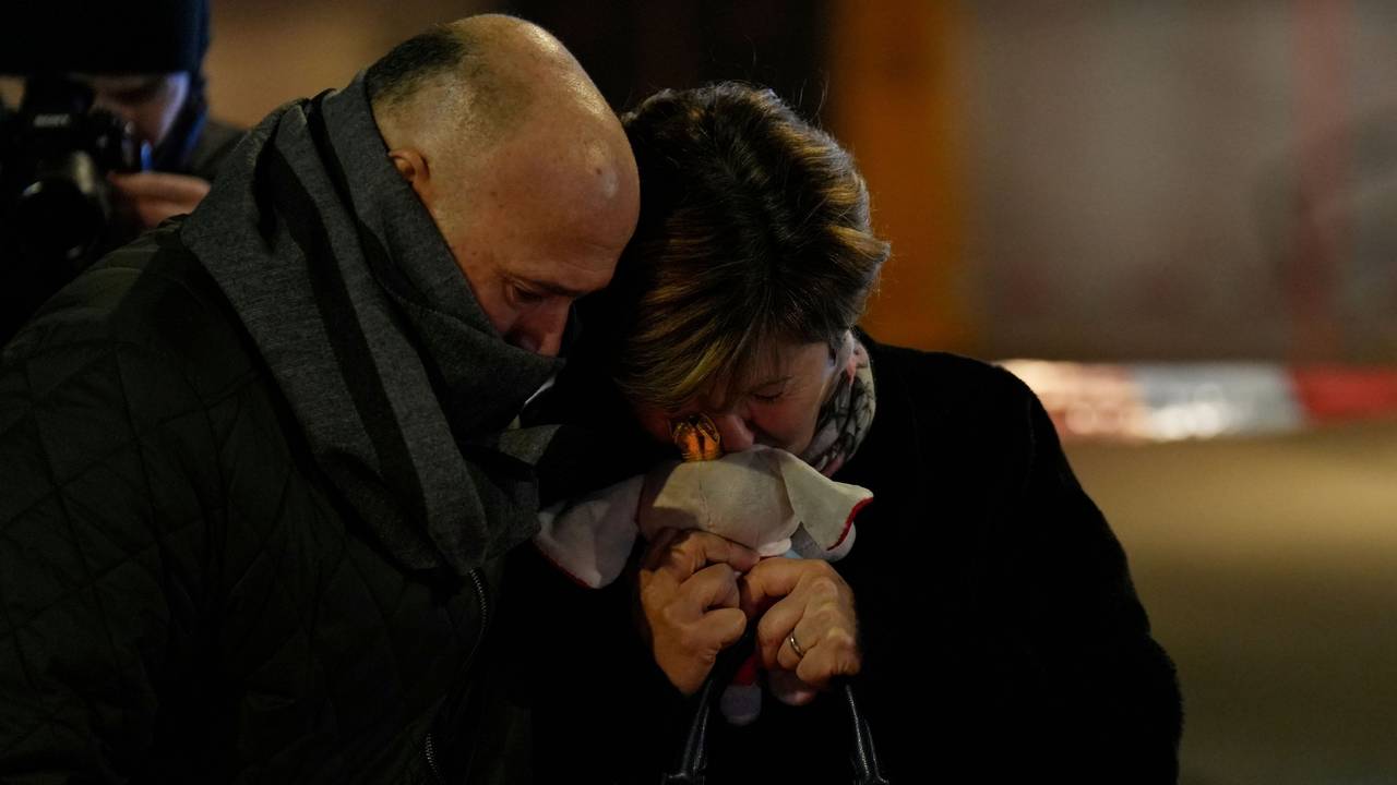 Eine Frau mit einem Stofftier in der Hand, deren Tochter vermisst wird, steht in der Nähe der abgeriegelten Bar Le Constellation, wo ein verheerender Brand während der Silvesterfeierlichkeiten Tote und Verletzte forderte.