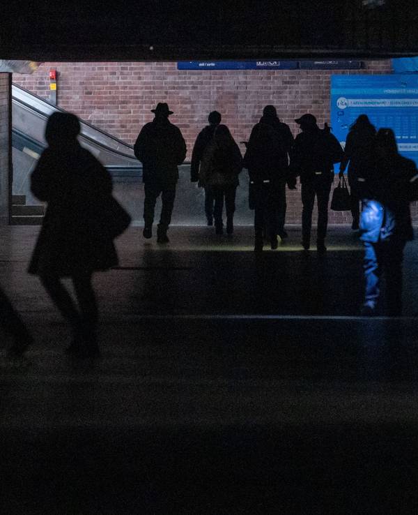 Passanten gehen nach einem Stromausfall durch den Bahnhof Wannsee.