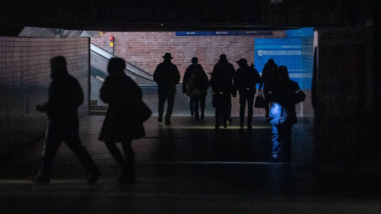 Passanten gehen nach einem Stromausfall durch den Bahnhof Wannsee.