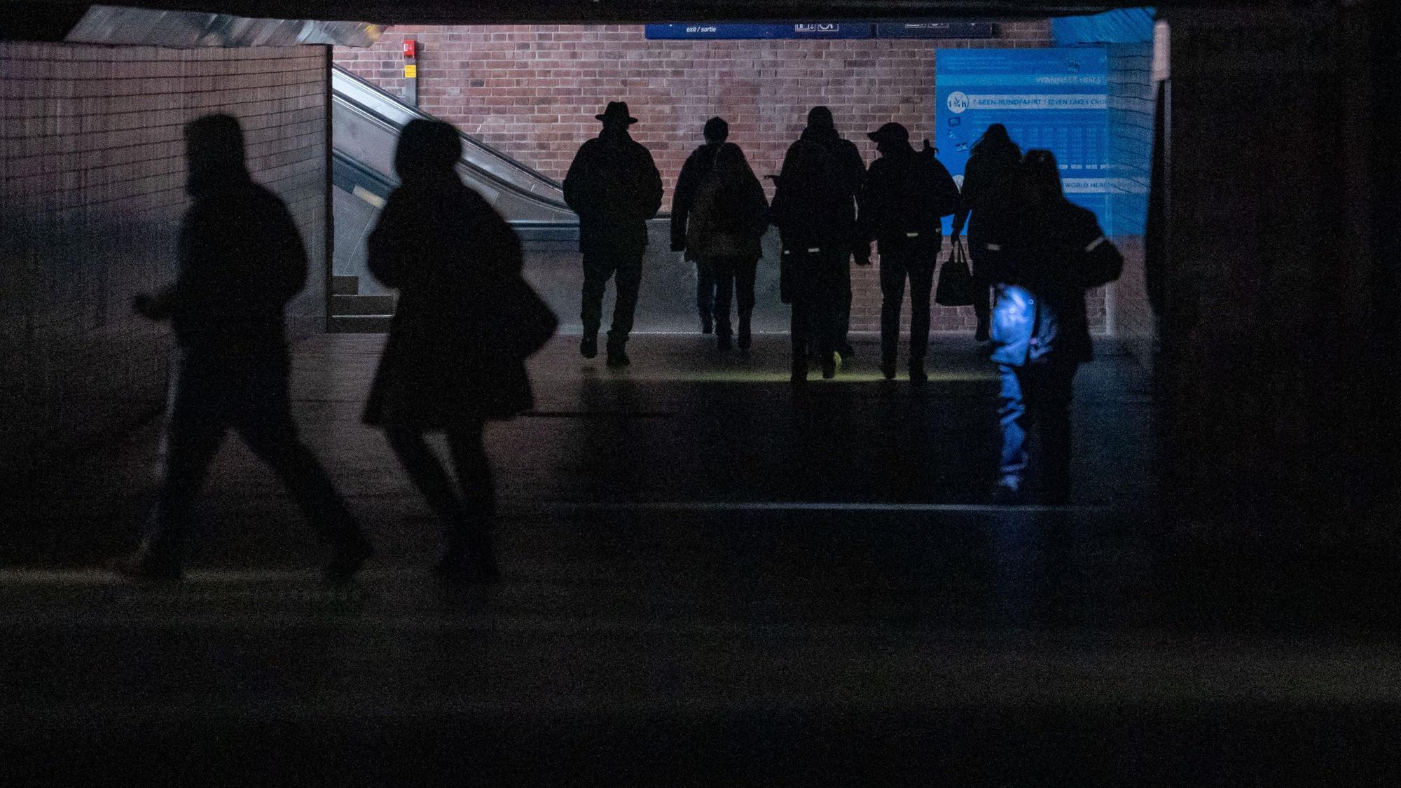 Passanten gehen nach einem Stromausfall durch den Bahnhof Wannsee.