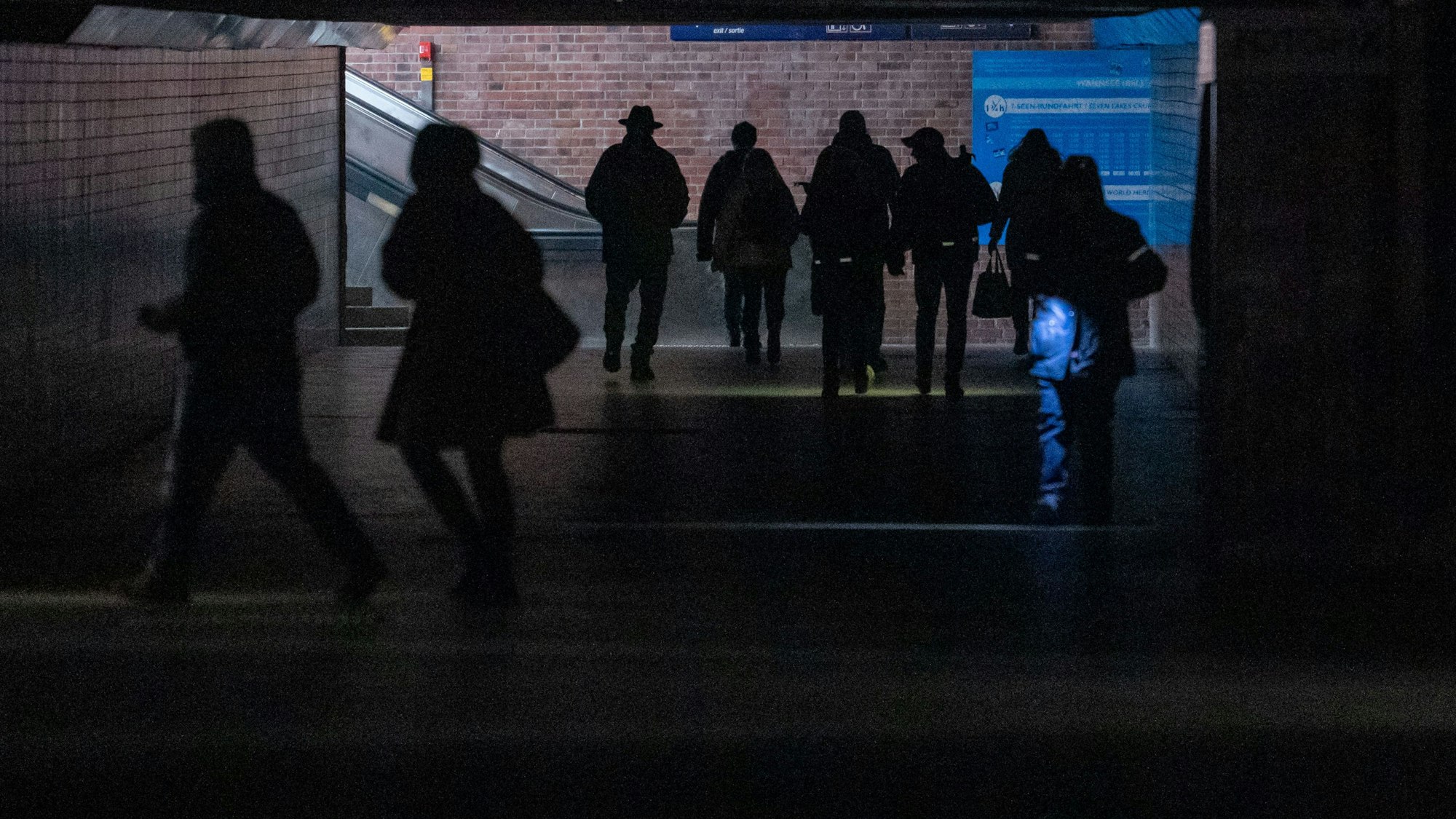 Passanten gehen nach einem Stromausfall durch den Bahnhof Wannsee.
