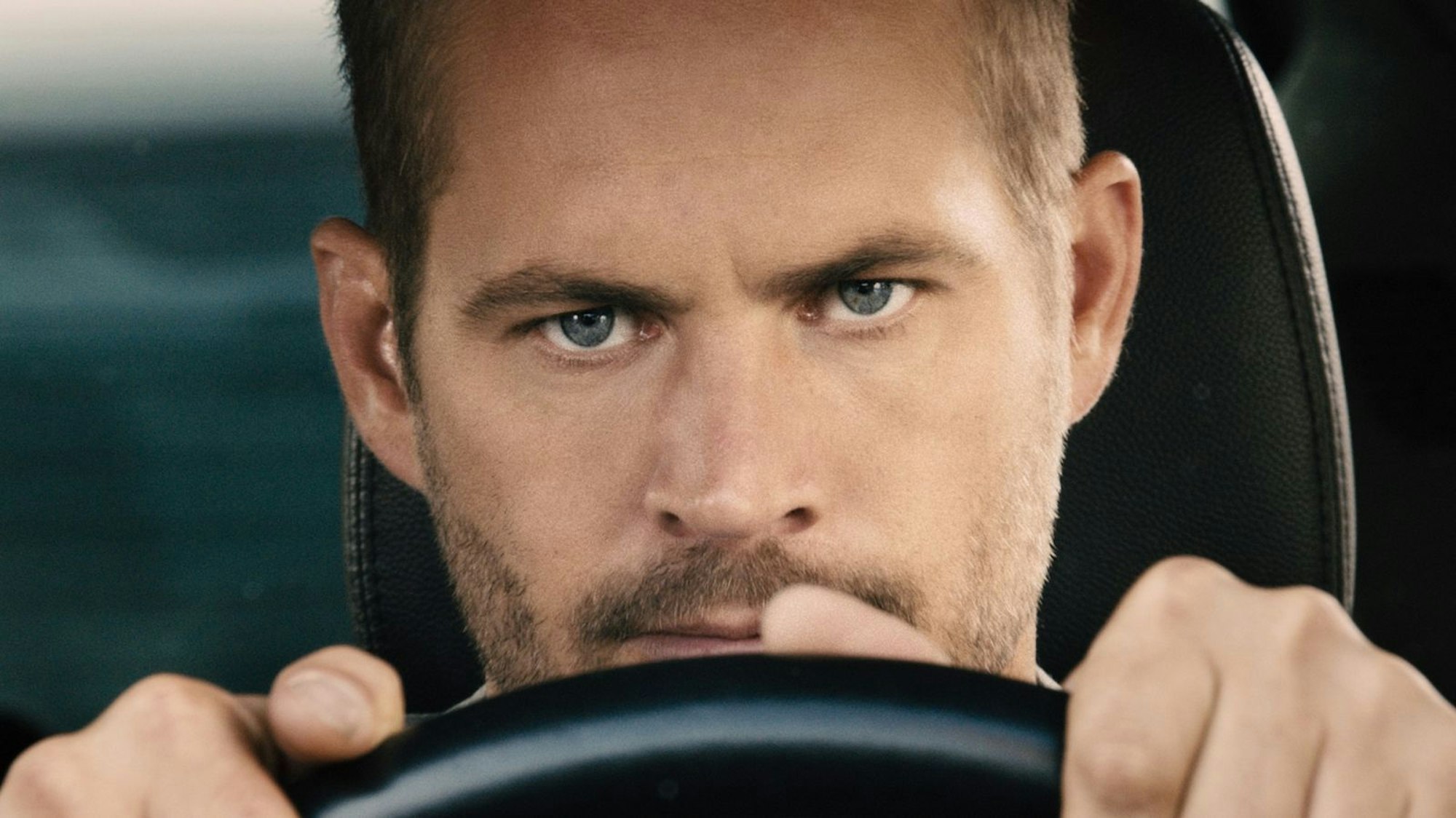 Paul Walker starb noch während der Dreharbeiten zu „Fast & Furious 7“ (2015). Seine Rolle des Ex-Polizisten Brian O'Connor wurde dank digitaler Effekte im Film behalten. (Bild: Universal)