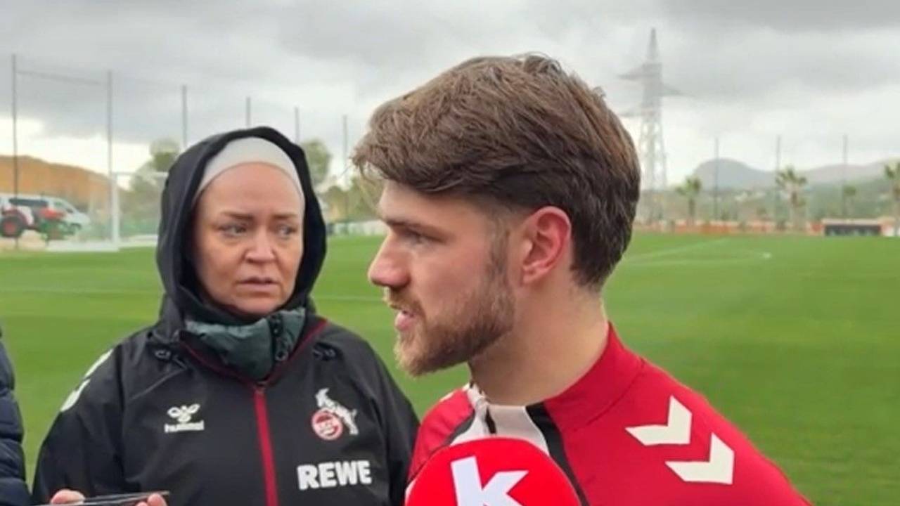 Jan Thielmann im Interview, Pressesprecherin Lil Zercher steht im Hintergrund.