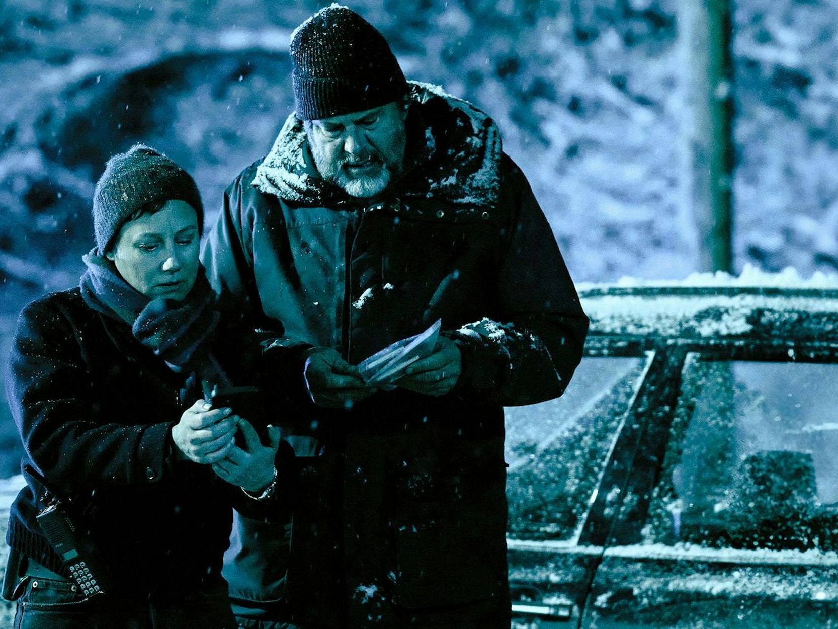 Passend zur Jahreszeit schenkt der „Tatort: Das jüngste Geißlein“ mit Tobler (Eva Löbau) und Berg (Hans-Jochen Wagner) eine Schneedecke. (Bild: SWR/Benoît Linder)