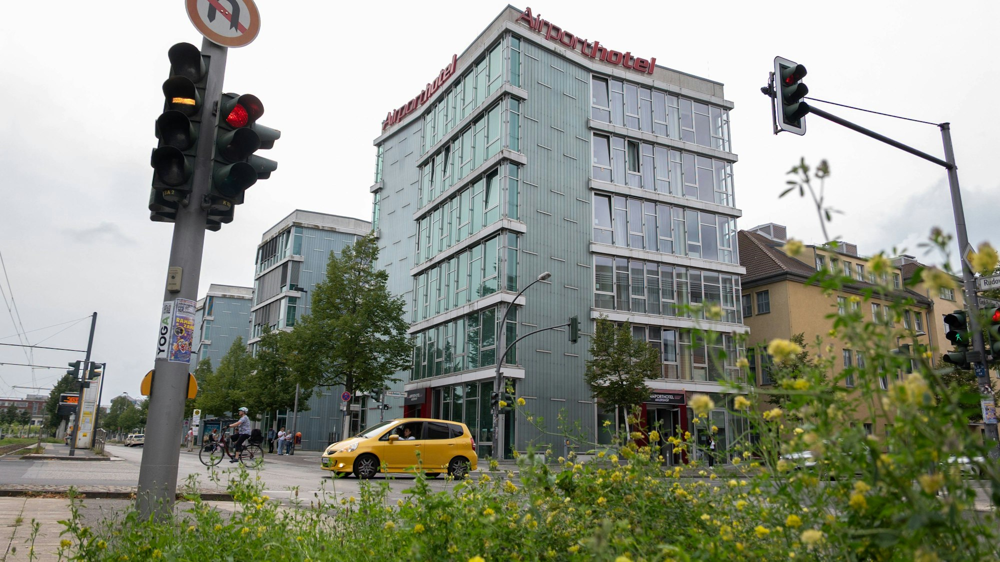 Städtische Straße mit Gebäuden und Verkehr
