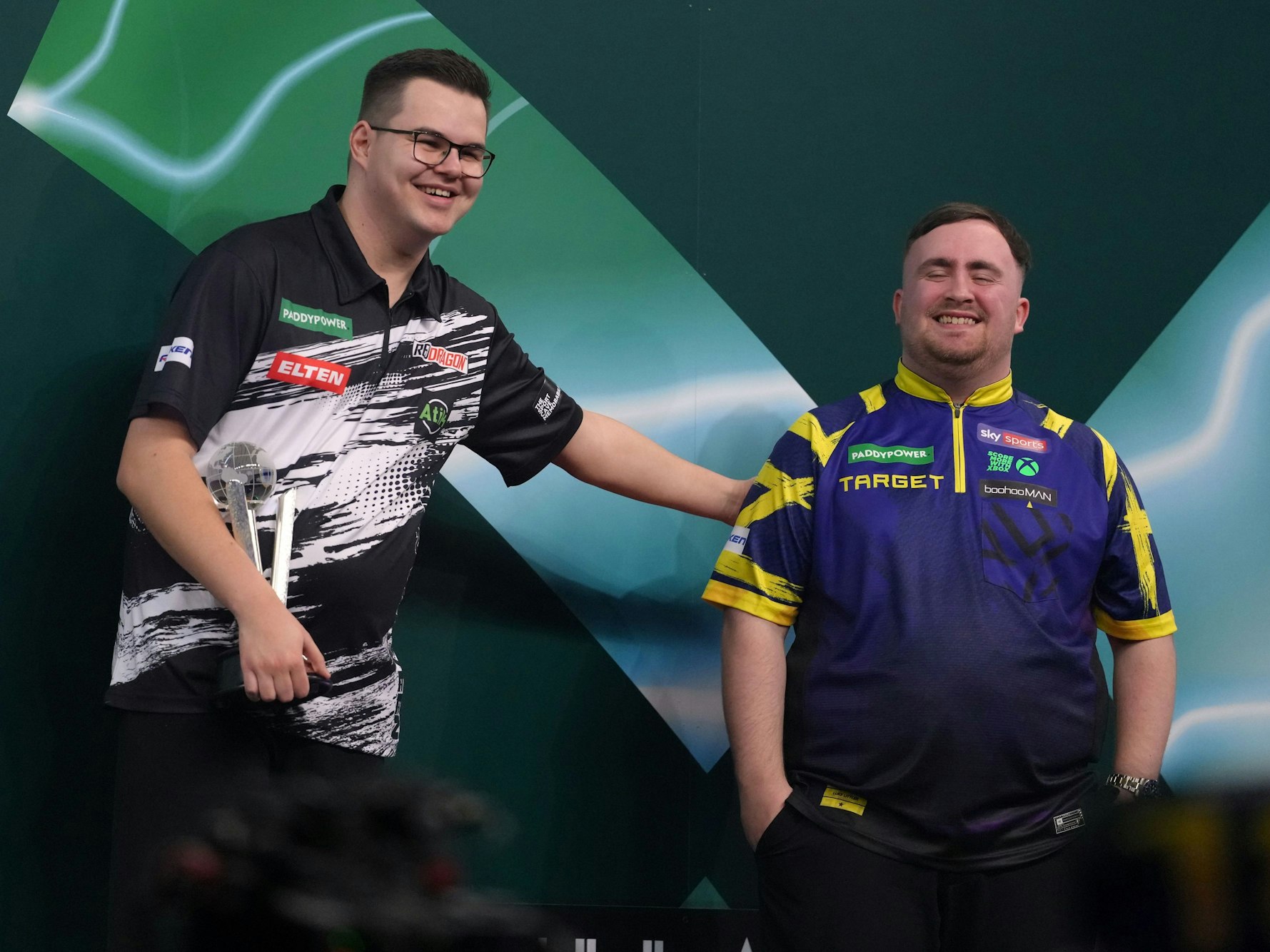 Luke Littler feiert nach seinem Sieg im Endspiel der Darts-WM gegen den Niederländer Gian van Veen im Alexandra Palace.