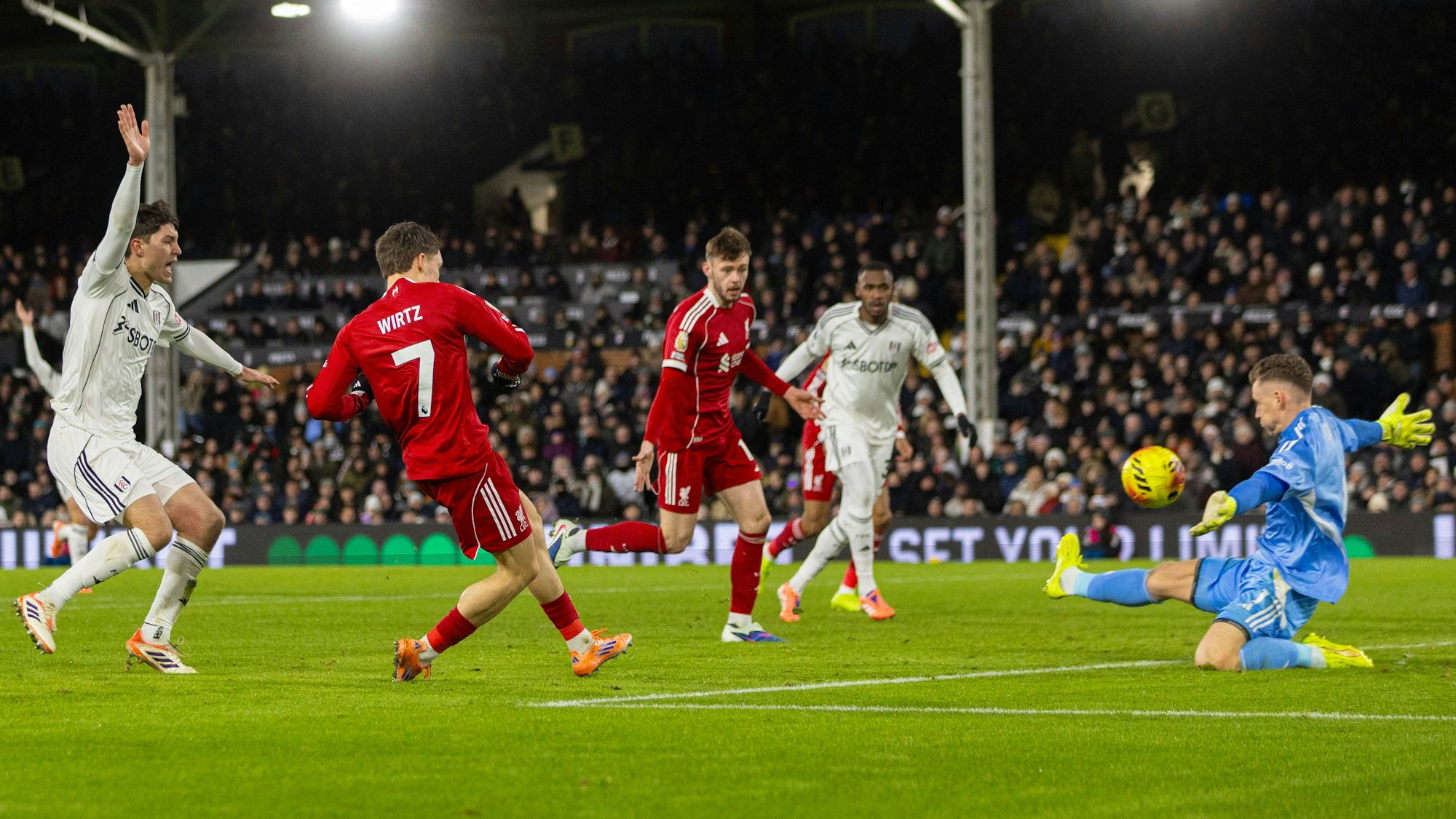 Florian Wirtz schlenzt den Ball mit seinem linken Fuß am Torhüter vorbei. Abseits war es laut Regelwerk der Premier League offenbar nicht.
