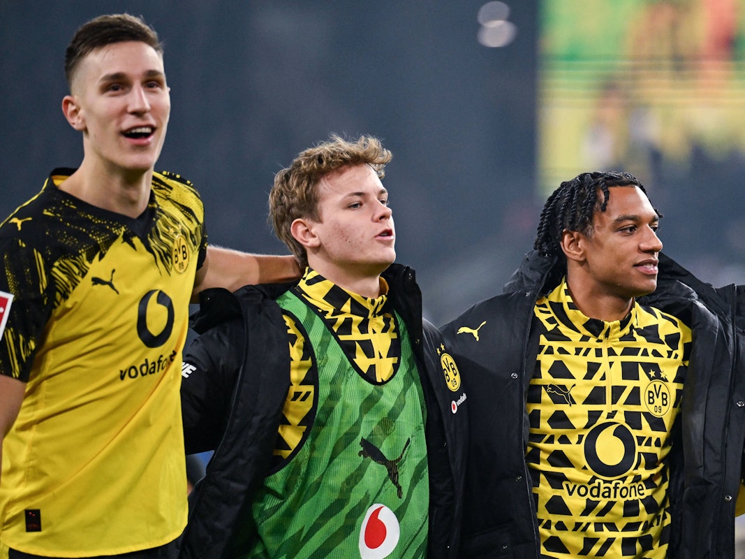 Nico Schlotterbeck, Cole Campbell und Filipo Mane stehen nach einem Sieg vor den Fans. Schlotterbeck und Mane lächeln, Campbell guckt weniger glücklich.