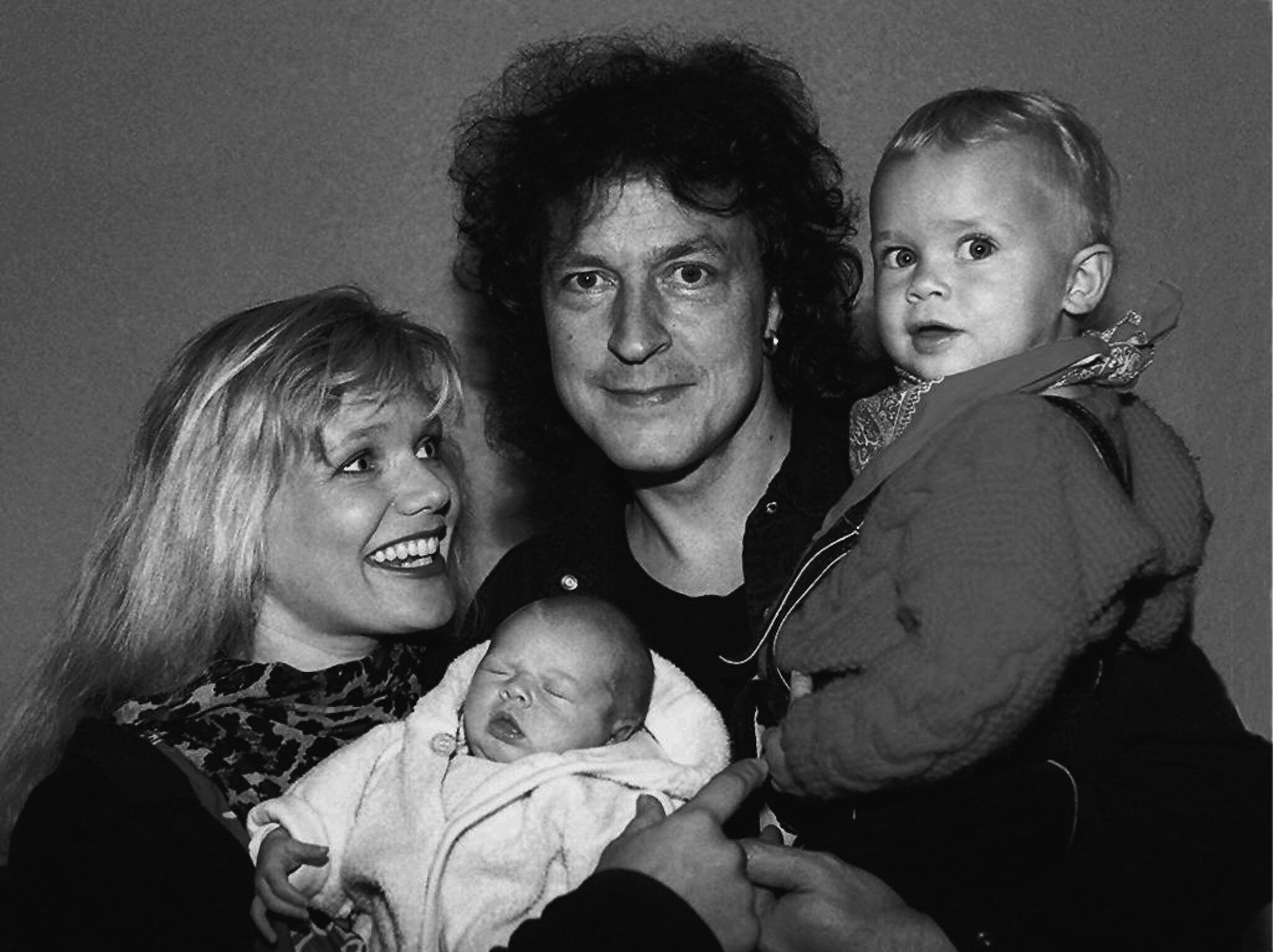 BAP-Chef Wolfgang Niedecken freut sich am Dienstag (31.10.) in seinem Haus in der Kölner Südstadt gemeinsam mit seiner Frau Tina (l) und der einjährigen Isis-Maria über das jüngste Familienmitglied Joana-Josephine.