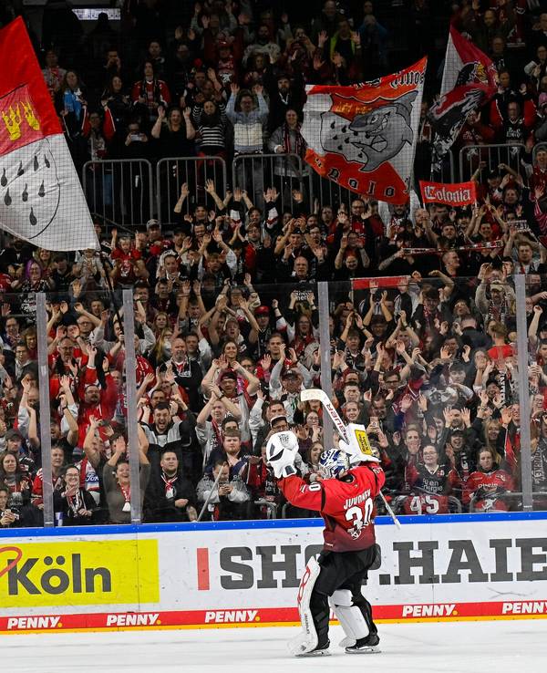 KEC-Goalie Janne Juvonen lässt sich von den Fans feiern.
