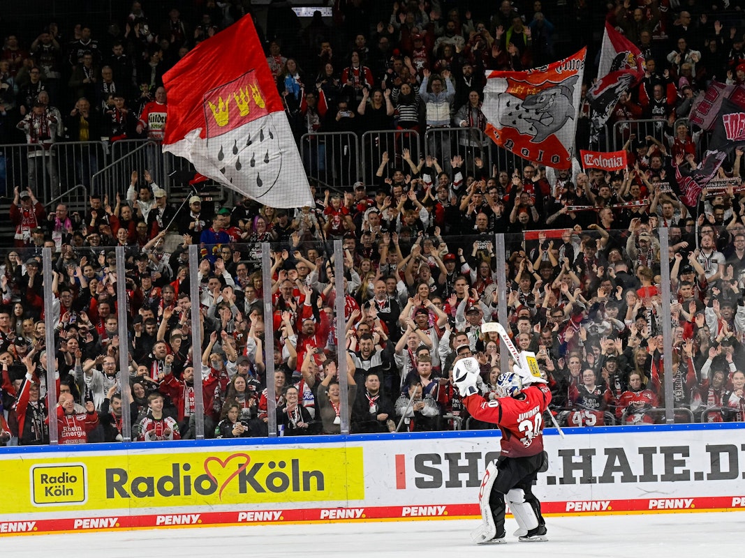 KEC-Goalie Janne Juvonen lässt sich von den Fans feiern.
