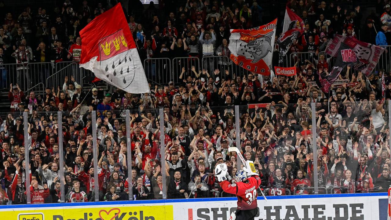 KEC-Goalie Janne Juvonen lässt sich von den Fans feiern.