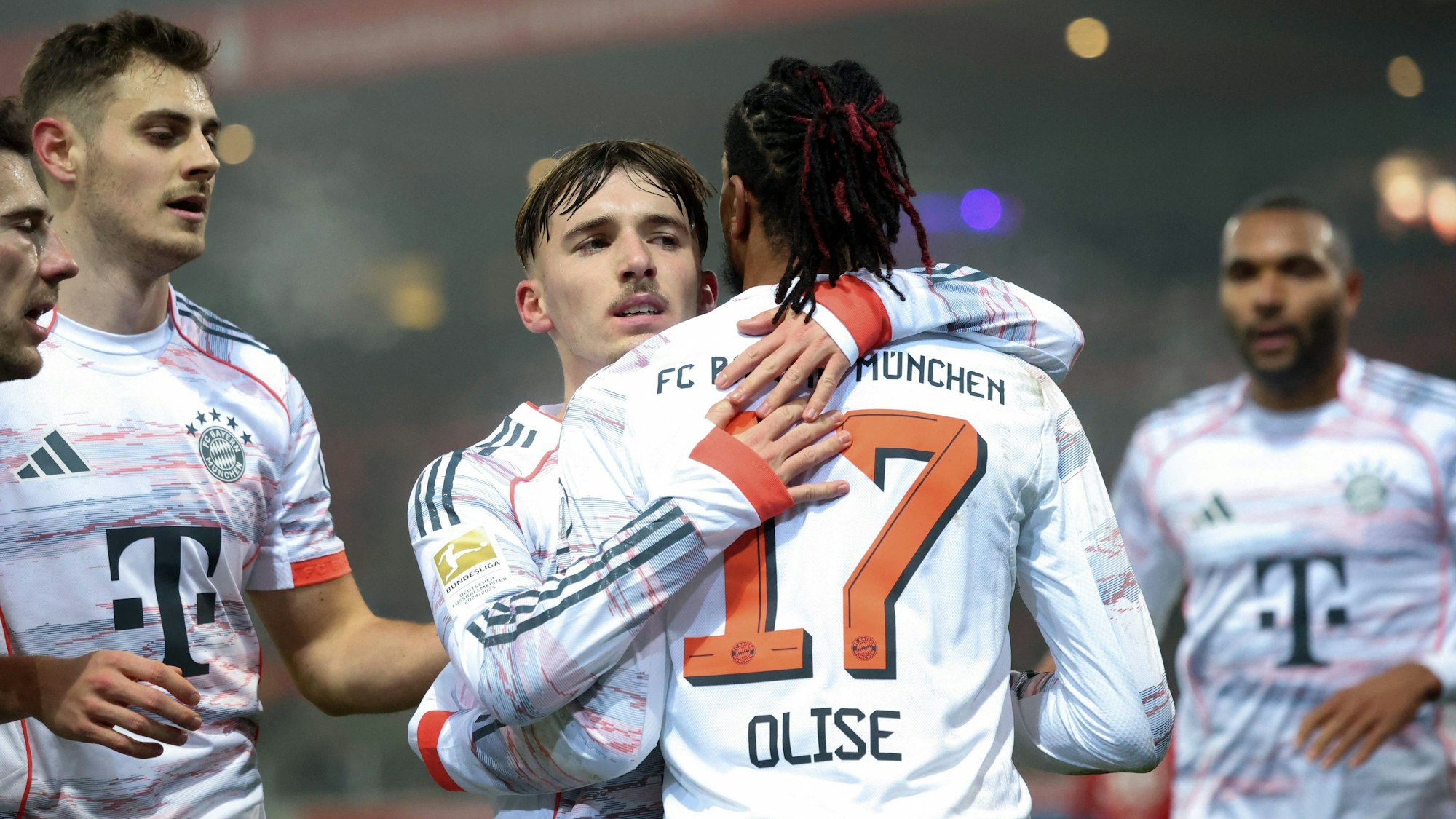 Lennart Karl (3.v.l.) und Michael Olise (2.v.3.) umarmen sich nach einem Tor.
