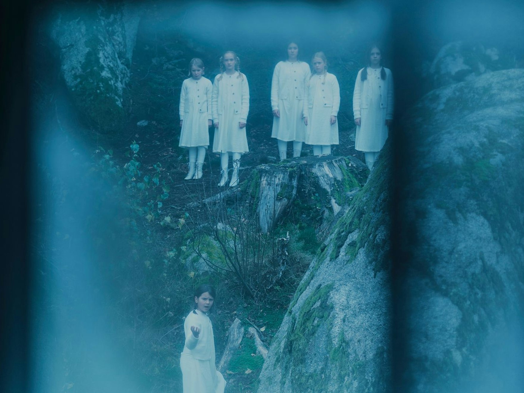 Eliza, die neunjährige Hauptfigur dieses Krimis, hört besonders gern das Hörspiel „Der Wolf und die sieben Geißlein“. Sie stellt sich vor, selbst die jüngste von sieben Schwestern zu sein, die allesamt ihre Traumwelt bevölkern. (Bild: SWR/Benoît Linder,)