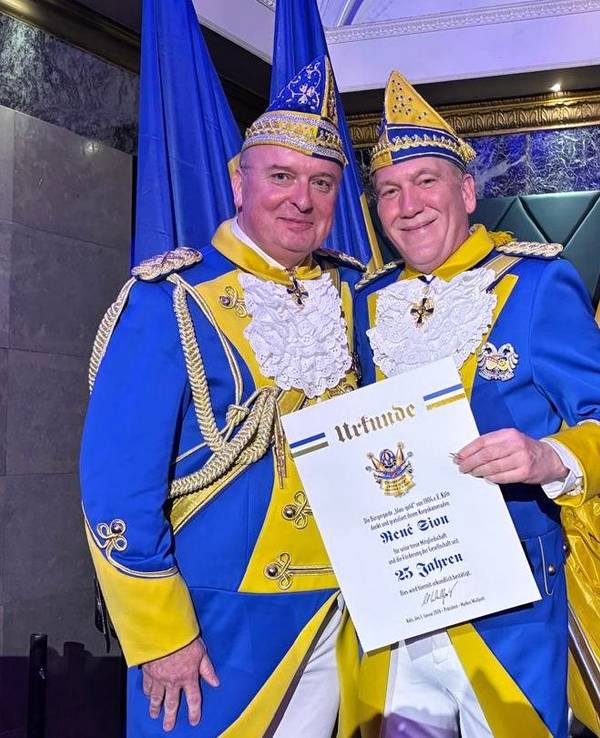 Markus Wallpott und René Sion mit Urkunde beim Korpsappell.