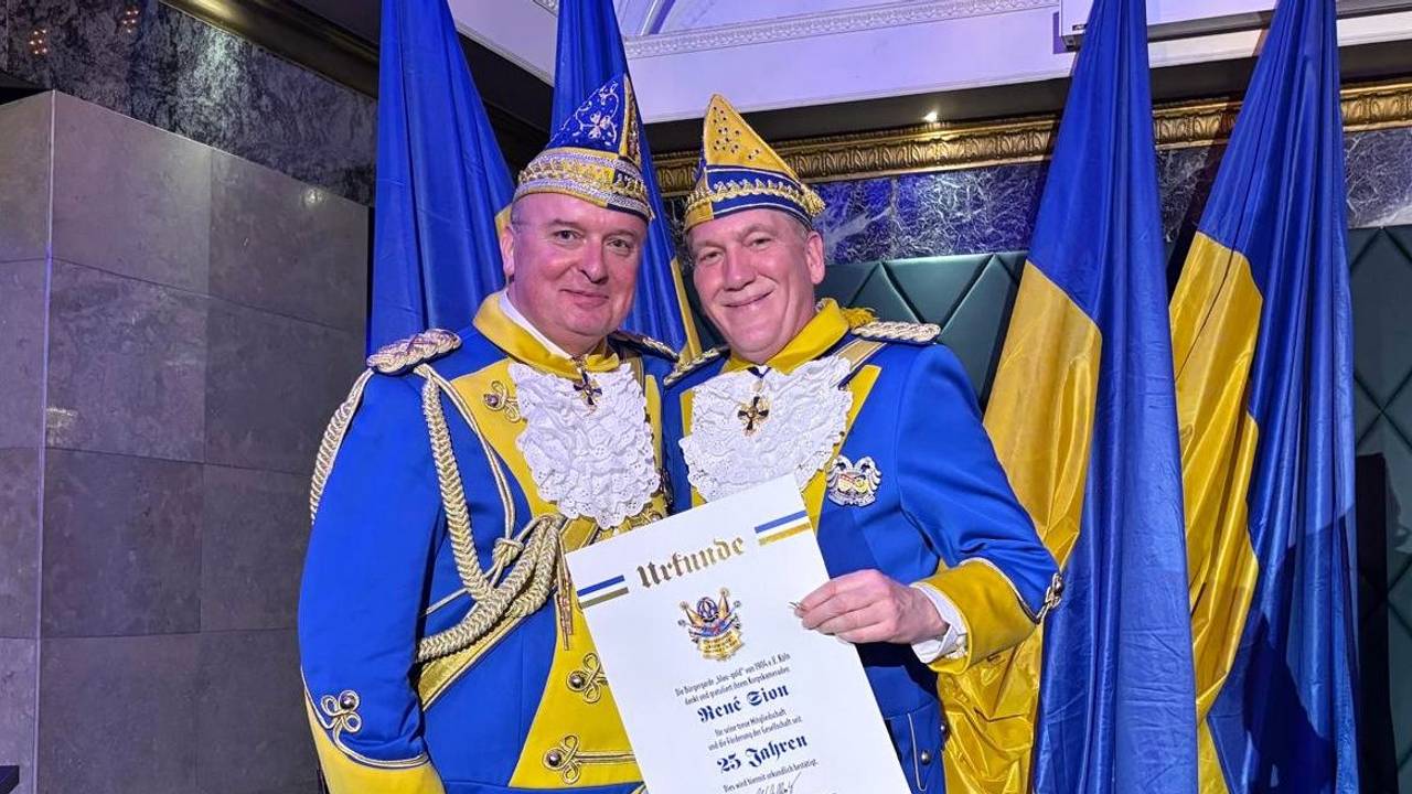 Markus Wallpott und René Sion mit Urkunde beim Korpsappell.