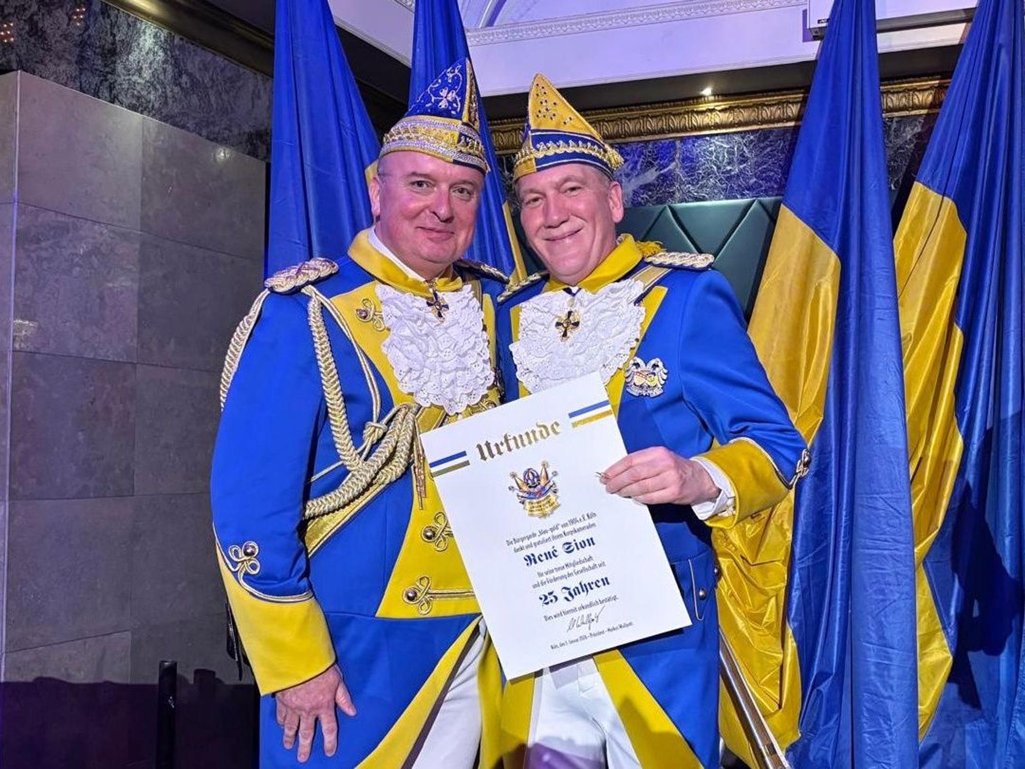 Markus Wallpott und René Sion mit Urkunde beim Korpsappell.