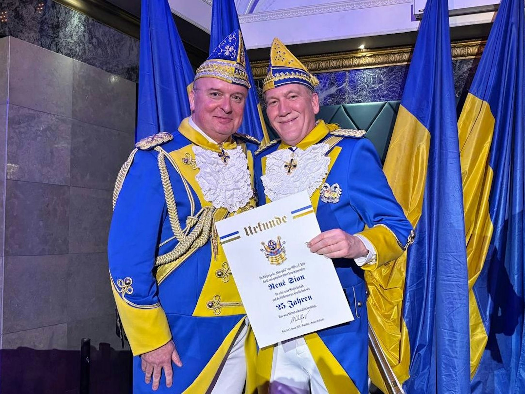 Markus Wallpott und René Sion mit Urkunde beim Korpsappell.