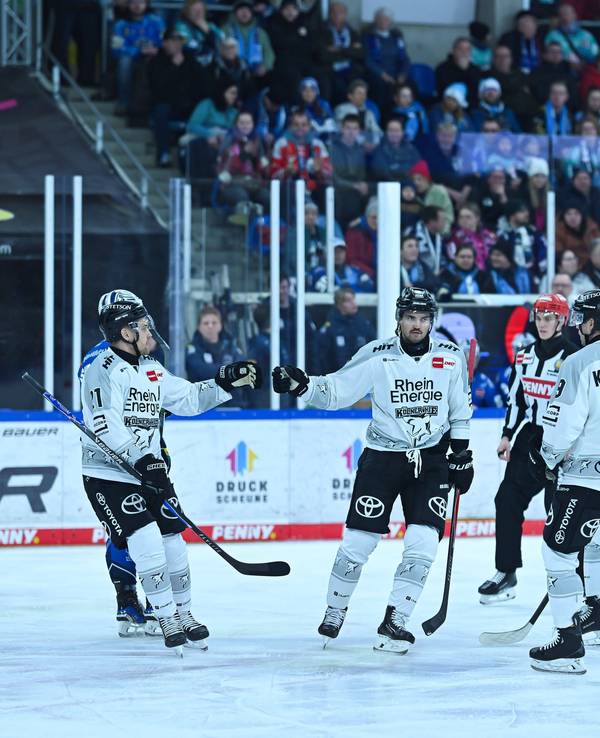 Die Spieler der Kölner Haie klatschen sich nach einem Treffer ab.