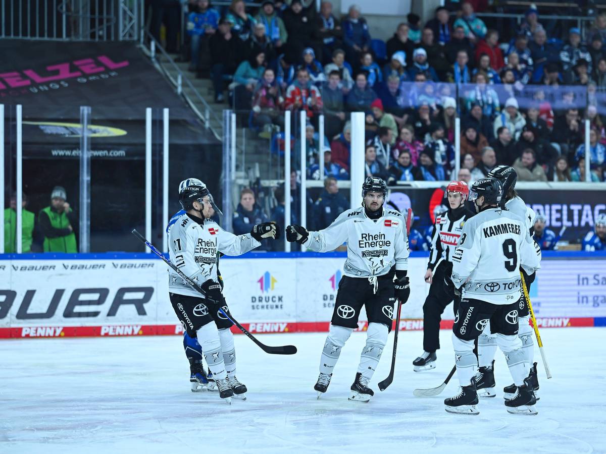 Die Spieler der Kölner Haie klatschen sich nach einem Treffer ab.